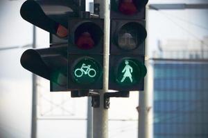 poste de luz verde com caráter feminino ambulante foto