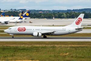 Munique, Alemanha, 2017 - mosca Niki boeing 737-400 om-gtd passageiro avião chegada e aterrissagem às Munique aeroporto foto