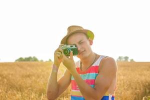 fotógrafo com Câmera dentro a campo. foto