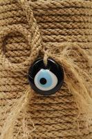 pérola de mau-olhado feita por corda de embrulho foto