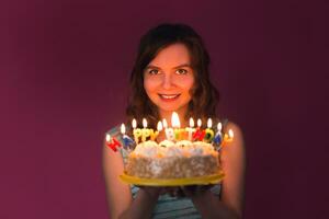 atraente Adolescência menina a comemorar dela aniversário com bolo foto