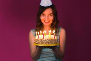 atraente Adolescência menina a comemorar dela aniversário com bolo foto