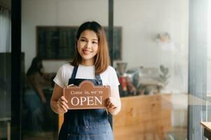 mulher café fazer compras proprietário segurando bloco de anotações e digital tábua pronto para receber ordens dentro cafeteria restaurante. foto