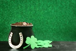 st. patrick's dia celebração, festivo irlandês feriado com verde fundo, conceito do trevo tradição dentro marcha festival foto