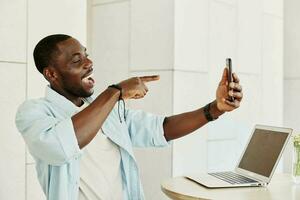 homem africano adulto olhando trabalhando o negócio pessoa moderno computador portátil tecnologia estilo de vida escritório foto