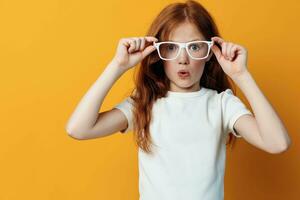 beleza expressão emoção óculos fêmea pessoa bonita infância face menina branco crianças fundo foto