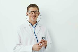 homens jovem hospital profissional feliz especialista estetoscópio Cuidado ocupação retrato pessoa foto