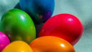 colorida Páscoa ovos. vibrante, festivo feriado decorações simbolizando Primavera celebração e tradicional ornamentado desenhos foto