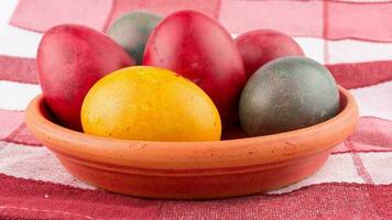 colorida Páscoa ovos. vibrante, festivo feriado decorações simbolizando Primavera celebração e tradicional ornamentado desenhos foto