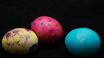 colorida Páscoa ovos. vibrante, festivo feriado decorações simbolizando Primavera celebração e tradicional ornamentado desenhos foto