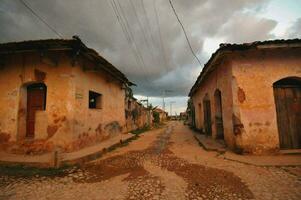 uma rua dentro a Vila do bacalhau, dentro a Estado do Brasil foto