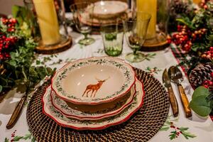 conjunto Natal mesa com pratos e óculos foto