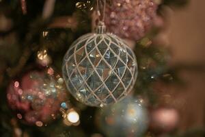 lindo Natal decorações enfeites em a Natal árvore foto