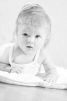 uma Preto e branco foto do uma bebê