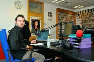 homem às rádio estação foto