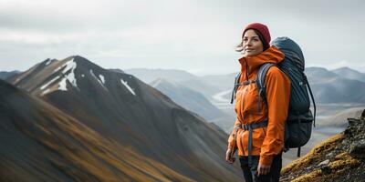 ai gerado fêmea menina mulher caminhante rastreamento natureza ao ar livre aventura explorar montanha panorama viagem exploração motivação. gráfico arte foto