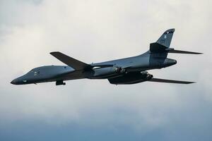 b-1 militares bombardeiro jato avião às ar base. estratégico ar força voar Operação. aviação e aeronaves. ar defesa. militares indústria. mosca e vôo. foto