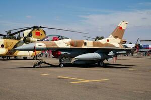 militares lutador jato avião às ar base. ar força voar Operação. aviação e aeronaves. ar defesa. real marroquino ar força f-16. foto