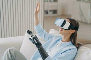sorridente mulher com biônico braço explora virtual realidade, fusão ponta tecnologia com humano adaptabilidade foto