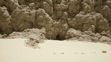 uma grupo do pedras em uma arenoso de praia foto