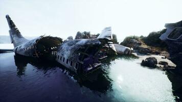 destruído avião em rochoso ilha penhasco foto