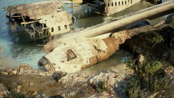 oxidado aeronave em rochoso ilha penhasco face foto