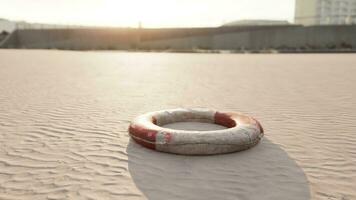 bóia salva-vidas em a cidade de praia às pôr do sol foto