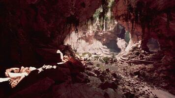 uma pitoresco caverna preenchidas com deslumbrante Rocha formações e claro como cristal água foto