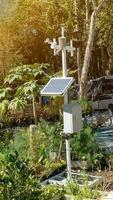 postes e solar painéis para recebendo e distribuindo eletricidade dentro a casa., solar célula tecnologia é ganhando popularidade dentro muitos países dentro salvando a da cidade eletricidade. foto