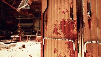 uma resistido e decadente metal porta dentro a abandonado construção foto