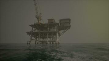 a óleo equipamento em pé alta dentro a meio do a grande oceano foto
