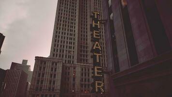 uma alta construção com uma proeminente teatro placa foto