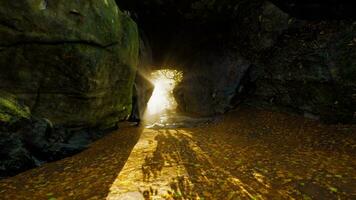 eixo do luz radiante baixa para dentro ampla caverna foto