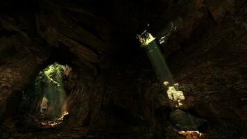 uma caverna iluminado de uma hipnotizante volume do luz brilhando através pedras foto