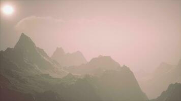 uma majestoso montanha alcance envelope dentro etéreo névoa foto