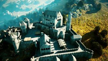 aéreo Visão do medieval castelo com interior e exterior pátio foto