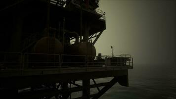 uma maciço óleo equipamento imponente acima a oceano em uma cais foto