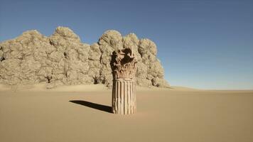 uma pedra pilar dentro a meio do uma deserto foto