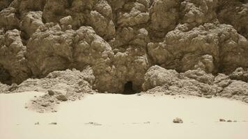 uma ampla Rocha formação dentro a meio do uma deserto foto