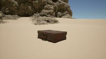 uma peça do bagagem sentado dentro a meio do uma deserto foto