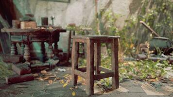 uma negligenciado de madeira Banqueta em uma sujo chão dentro a abandonado quarto foto