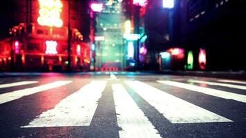 uma cidade rua com uma faixa de pedestre às noite foto