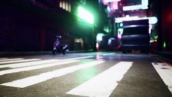 uma vibrante cidade rua iluminado de a luzes do a noite foto