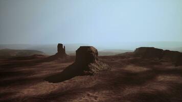 uma deslumbrante Rocha formação dentro a coração do a deserto capturado a partir de acima foto