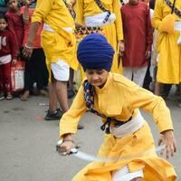 Délhi, Índia, Outubro 2, 2023 - sikhs exibição gatka e marcial artes durante anual nagar kirtan, tradicional, procissão em conta do aniversário do guru Nanak dev sim, nagar kirtan dentro leste Délhi área foto