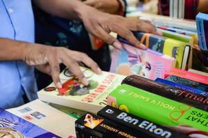 Novo Délhi, Índia, setembro 09 2023 - variedade do livros em estante dentro uma barraca de livros às Délhi internacional livro justo, seleção do livros em exibição dentro anual livro justo. foto