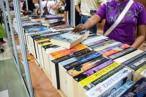 Novo Délhi, Índia, setembro 09 2023 - variedade do livros em estante dentro uma barraca de livros às Délhi internacional livro justo, seleção do livros em exibição dentro anual livro justo. foto