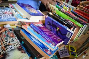 Novo Délhi, Índia, setembro 09 2023 - variedade do livros em estante dentro uma barraca de livros às Délhi internacional livro justo, seleção do livros em exibição dentro anual livro justo. foto