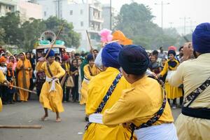 Délhi, Índia, Outubro 2, 2023 - sikhs exibição gatka e marcial artes durante anual nagar kirtan, tradicional, procissão em conta do aniversário do guru Nanak dev sim, nagar kirtan dentro leste Délhi área foto