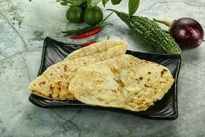 indiano tandori pão - naan com queijo foto